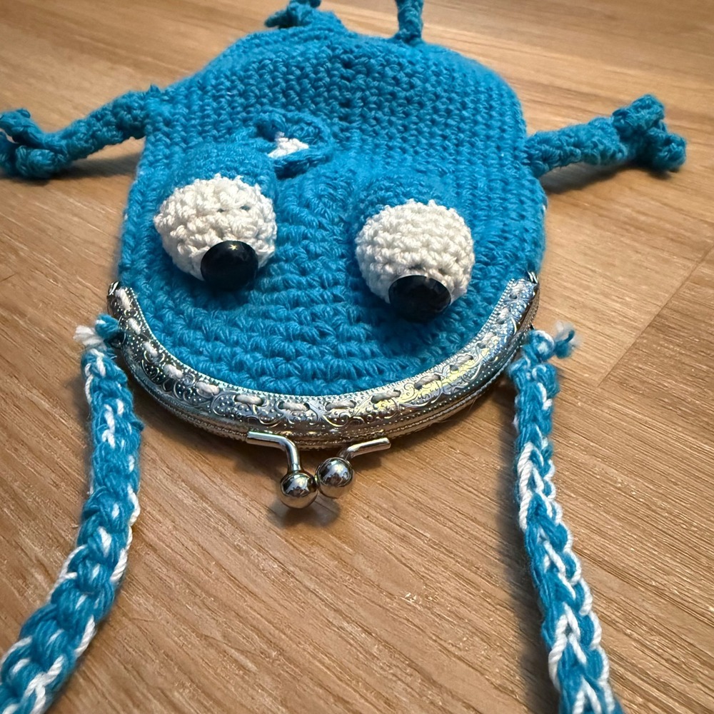 Handmade Crochet Frog Purse Blue White Kiss Lock Crossbody Novelty Bag